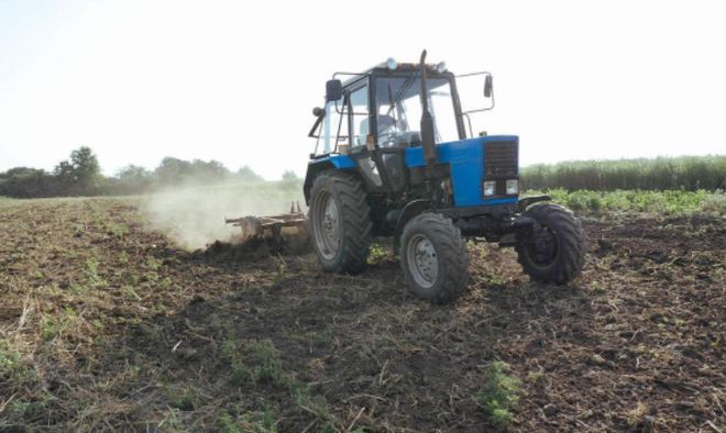 男子在自家農(nóng)田中酒駕，被吊銷執(zhí)照罰款2000，男子不服告上法庭！